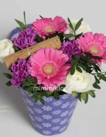 bouquet di fiori misti in secchiello