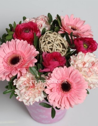 bouquet di fiori misti in secchiello